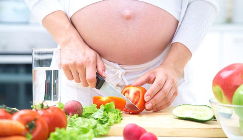 Pregnant-woman-chopping-vegetables